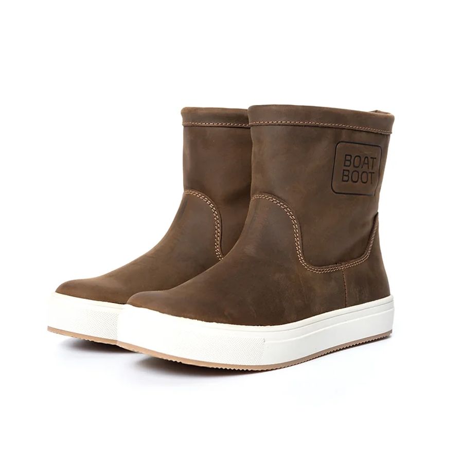 Water-repellent brown low-cut boat boots