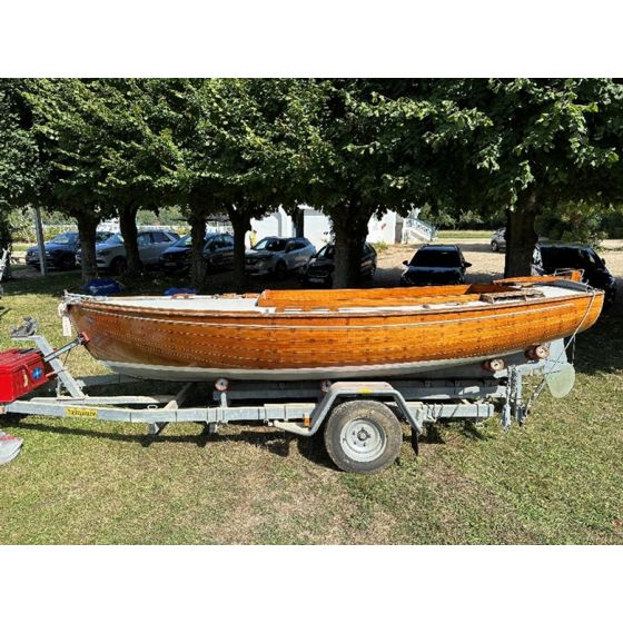 For sale, Marconi Sloop type sailboat in mahogany