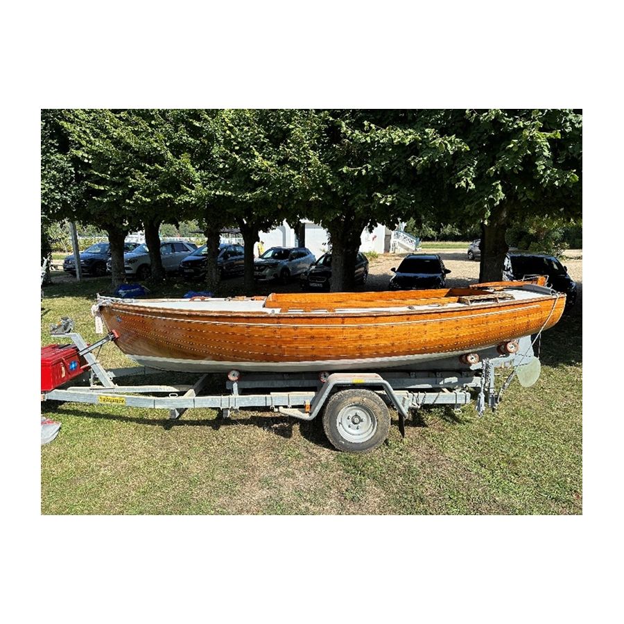 For sale, Marconi Sloop type sailboat in mahogany