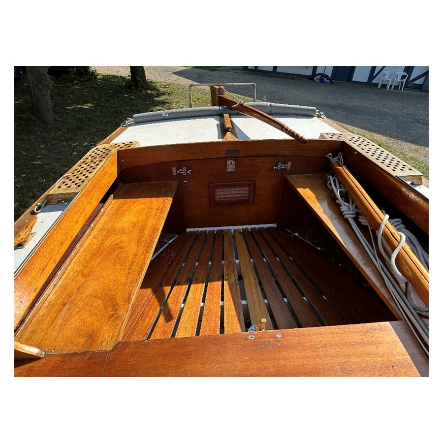 For sale, Marconi Sloop type sailboat in mahogany